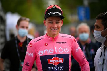 📸 | Bedelbordje! Wielren-fan bedelt om shirt en fiets van Mathieu van der Poel