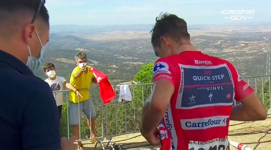 🎥 | Vuelta: Evenepoel krijgt shirt naar zijn hoofd gegooid van ongeduldige fan