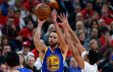 Curry leidt Warriors naar tweede ronde play-offs NBA (video)