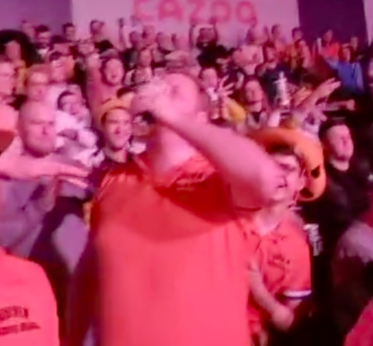 🍻 | Brabantse dartsfan zet Ally Pally sfeervol ondersteboven: 'Hey, hey baby! Oeh, ah!'