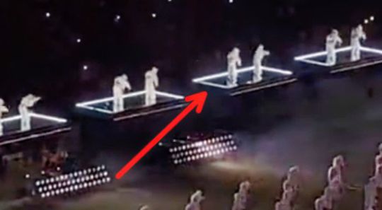 🎥 | Danser uit de Halftime Show van Rihanna pleurt bijna van verhoogd platform