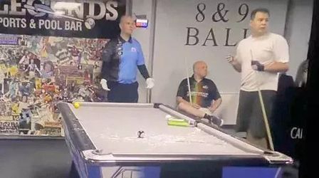🎥 | Snookerspeler moet nog 1 bal potten voor 200.000 euro en dan gebeurt DIT...