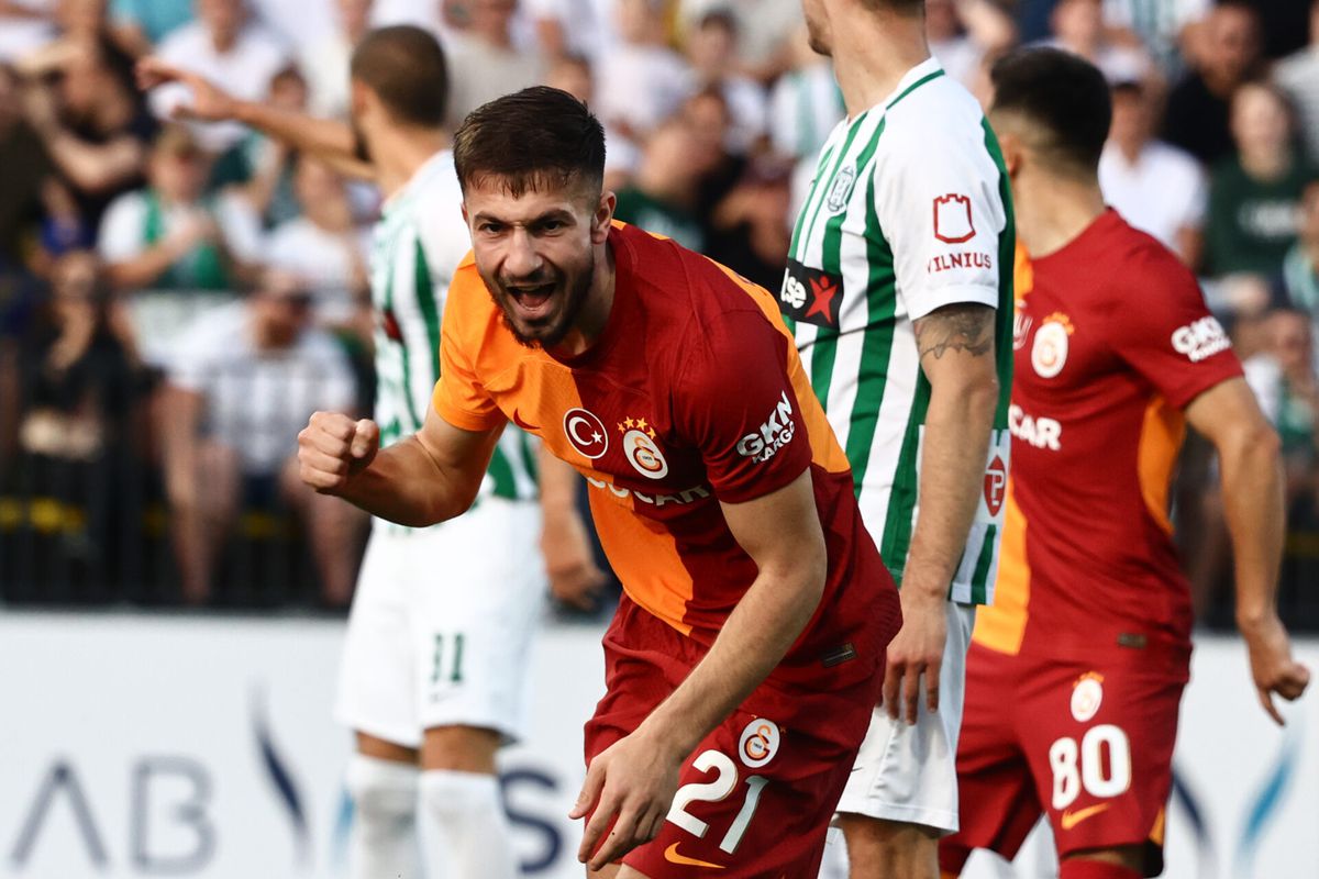 Galatasaray speelt gelijk in Champions League door gekke Litouwer die rood pakt