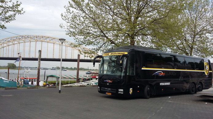Huh? Vitesse-spelersbus duikt op in Nijmegen