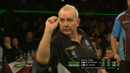 🎥 | 16-voudig wereldkampioen Phil Taylor uit World Seniors Darts geknikkerd door The Owl