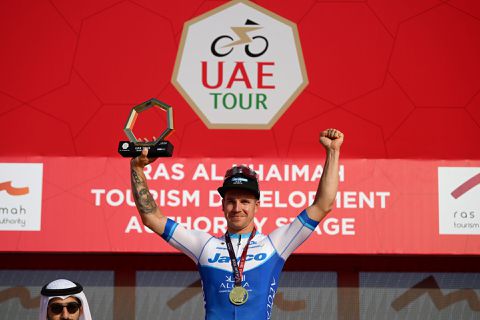 Dylan Groenewegen wint 5e etappe van UAE Tour na massasprint