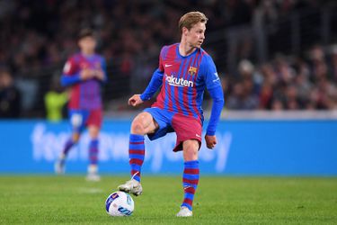 FC Barcelona moet snijden in salarissen en alleen als De Jong veel loon inlevert mag hij blijven