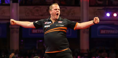 Dirk van Duijvenbode gooit zijn held Gary Anderson naar huis bij World Series Finals