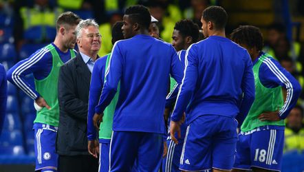 Hiddink en Drogba maken kennis met spelers van Chelsea