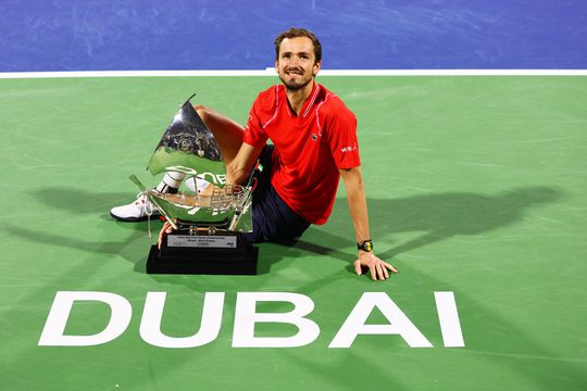 🎥 | Daniil Medvedev blijft maar winnen: Rus pakt derde toernooi op rij