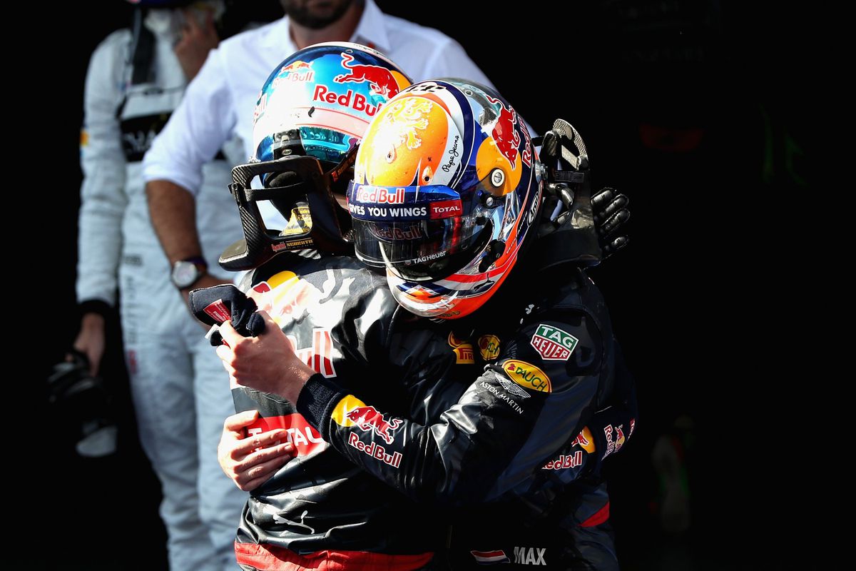 Podiumklanten drinken champagne uit Ricciardo's schoen (video)