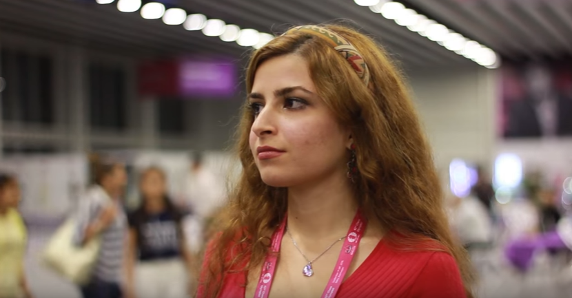 Schaakgrootmeester (18) uit Iraanse ploeg gegooid omdat ze geen hoofddoek draagt