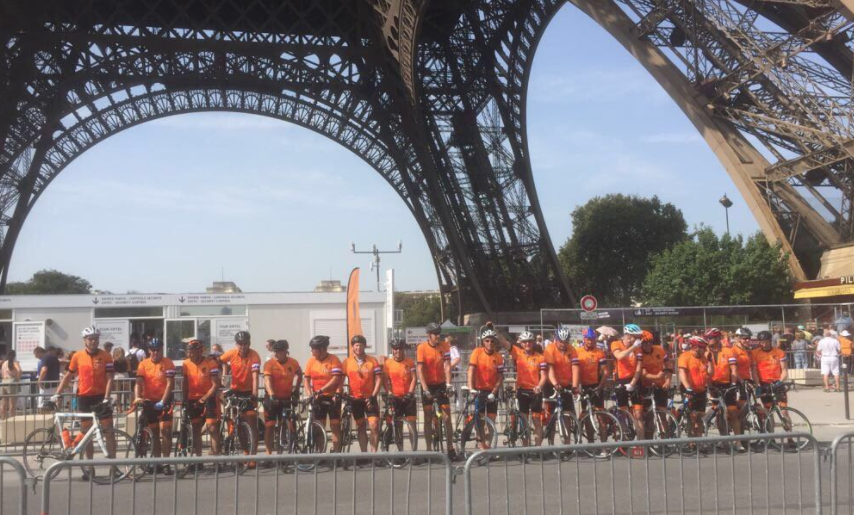 Oranje-fans fietsen bijna 500km voor wedstrijd tegen Frankrijk (foto's)