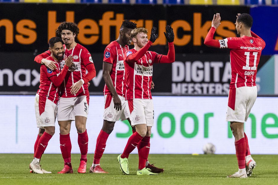 Plichtmatig PSV gapend en op halve kracht langs RKC, maar verliest wel twee aanvallers