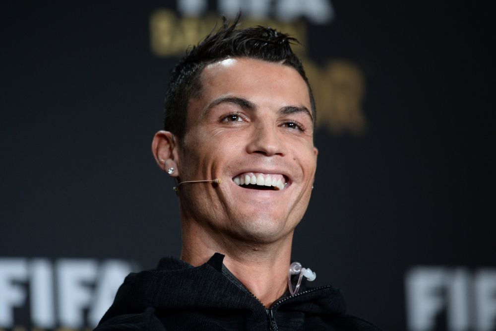 Cristiano Ronaldo geeft uniek kijkje in zijn garage met peperdure auto's (video)