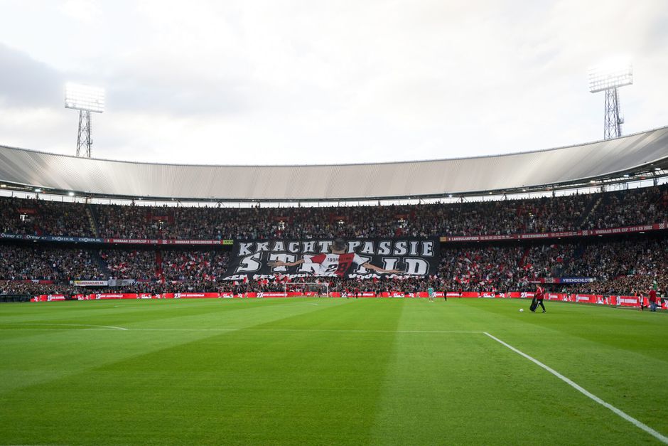 Feyenoorders, pas op met wat je zegt: 'Microfoons boven bepaalde vakken in De Kuip gehangen'