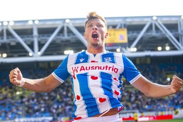 🎥 | Hattrick-held Sydney van Hooijdonk schiet Heerenveen langs Vitesse