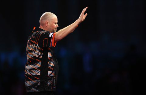 Van Barneveld opgelucht met uitspelen partij ondanks voedselvergiftiging: 'Was een gevecht met mezelf'