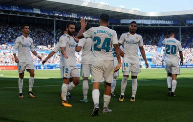 Real komt met benauwde zege goed weg bij Alavés (video)