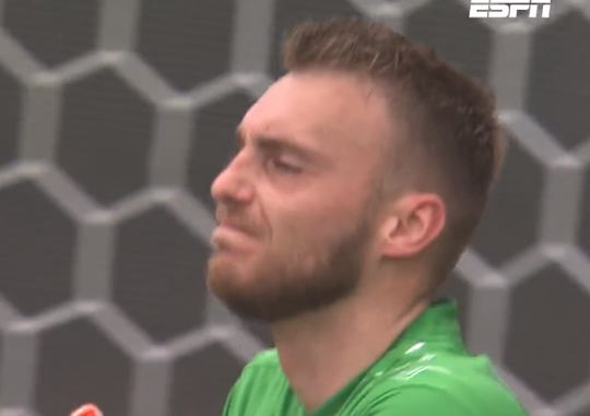 🎥 | Jappie, wat doe je nu?! Cillessen gruwelijk in de fout tijdens Gelderse derby