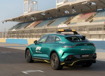 In deze snelste SUV ter aarde racen de medici van de F1 dit jaar over de baan