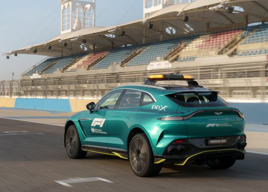 In deze snelste SUV ter aarde racen de medici van de F1 dit jaar over de baan