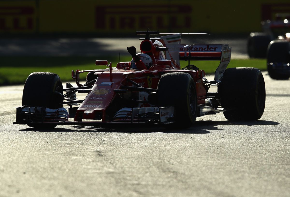 Vettel verslaat Mercedes: 'Monteurs niet veel geslapen'