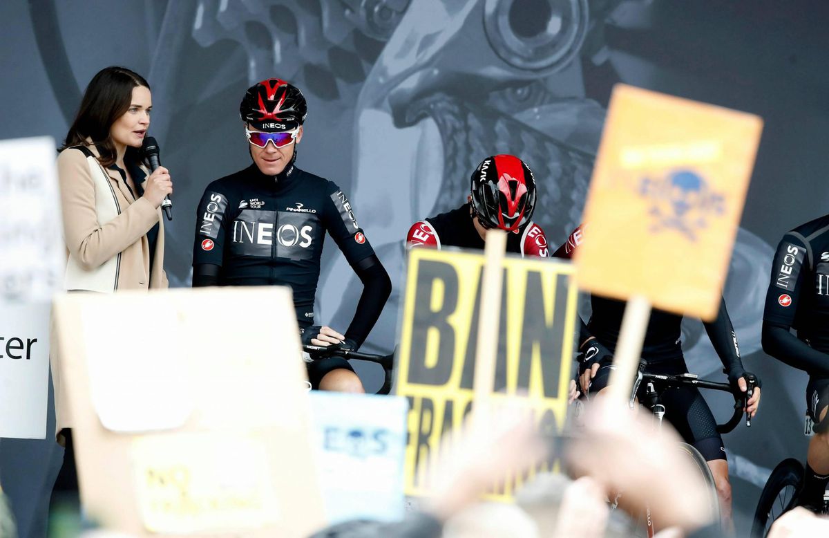Team Ineos maakt debuut in Tour de Yorkshire, krijgt meteen te maken met protesten