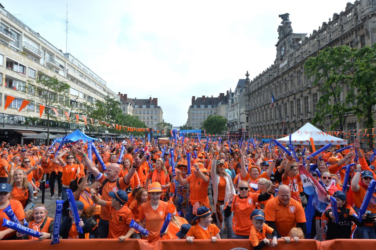 Heerlijke sfeerbeelden: Oranjesupporters vieren massaal feest in Valenciennes (video's)