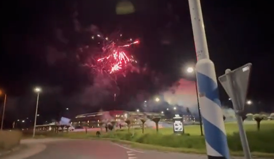 🎥🎆 | Bekend Europees ritueel: AZ-supporters houden West Ham-spelers wakker met vuurwerk