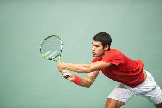 🎥 | Mondiale nummer 1 Carlos Alcaraz meteen geëlimineerd in Kazachstan