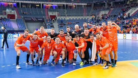 Oranje handballers naar hoofdfase WK na simpele zege op Noord-Macedonië