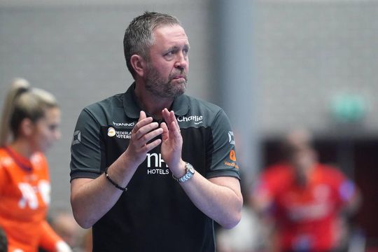 Bondscoach Nederlandse handbalsters neemt ontslag bij Russische club om oorlog Oekraïne