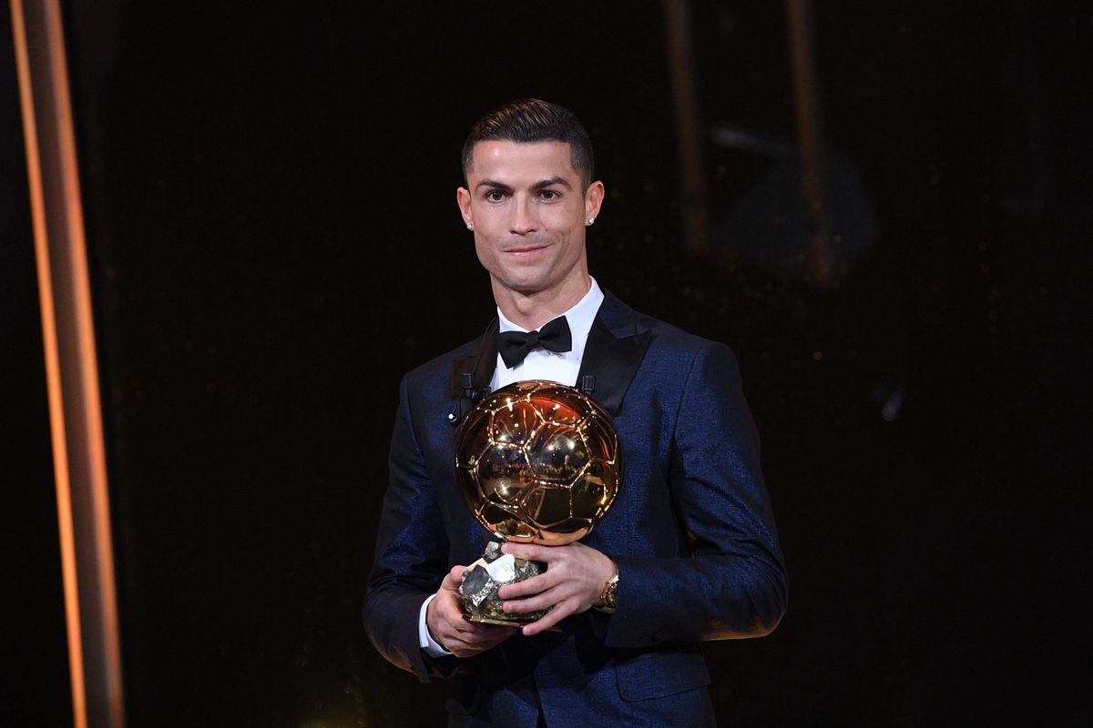 Ronaldo troeft Messi en Neymar af en wint 5e Ballon d'Or