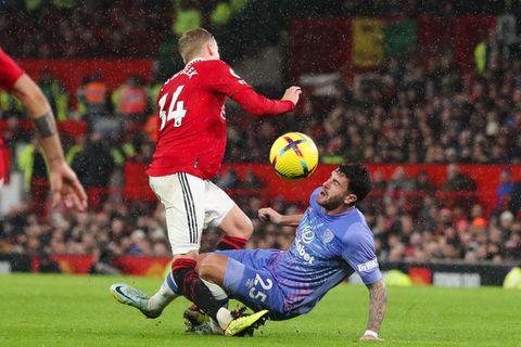 Erik ten Hag vreest voor zware blessure Donny van de Beek: 'Ziet er niet goed uit'