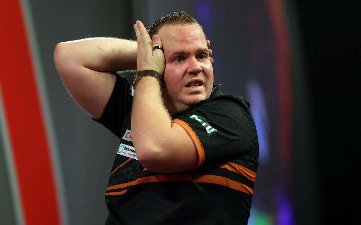 Ai! Dirk van Duijvenbode mist 4 matchdarts en verliest in finale van de European Darts Matchplay