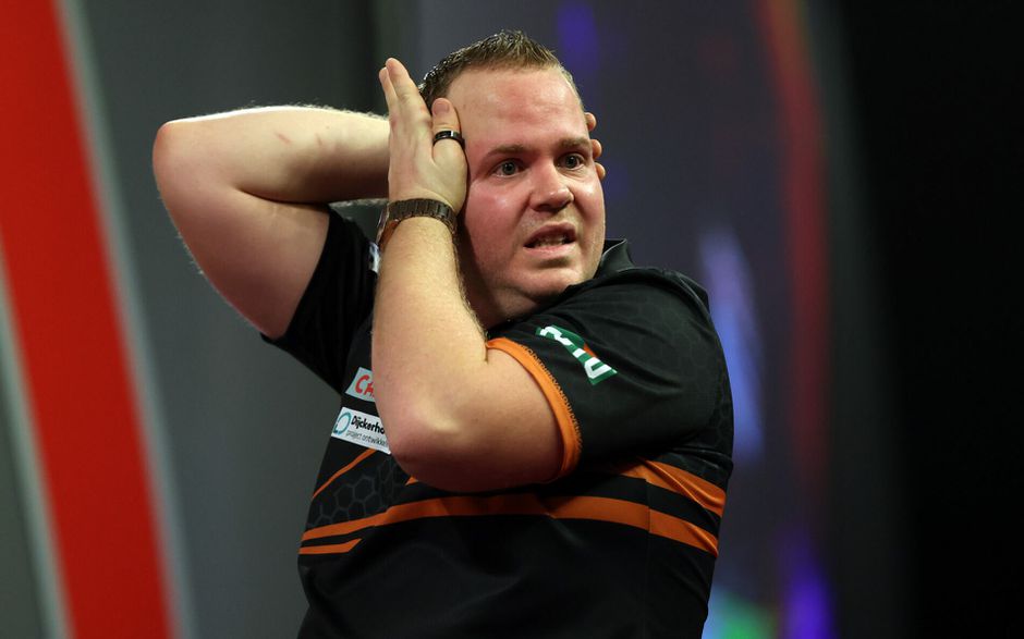Ai! Dirk van Duijvenbode mist 4 matchdarts en verliest in finale van de European Darts Matchplay