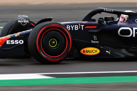 Max Verstappen start als enige coureur in de top 10 op softs op Silverstone