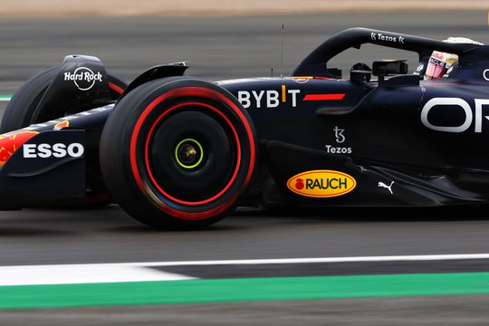 Max Verstappen start als enige coureur in de top 10 op softs op Silverstone