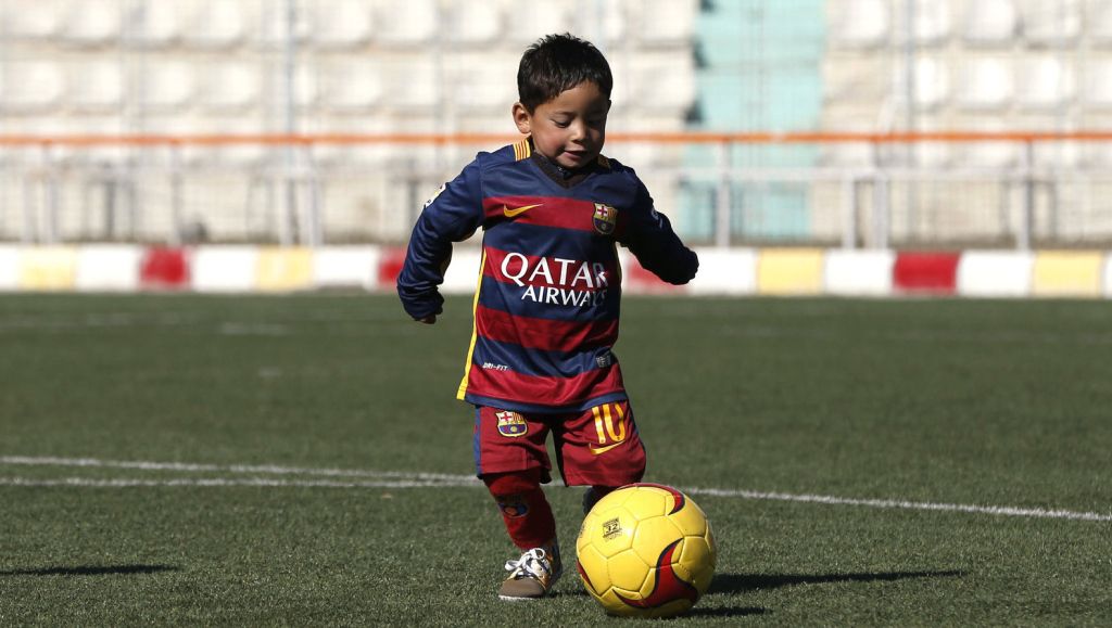 Afghaans jochie schittert nu in echt Messi-shirt