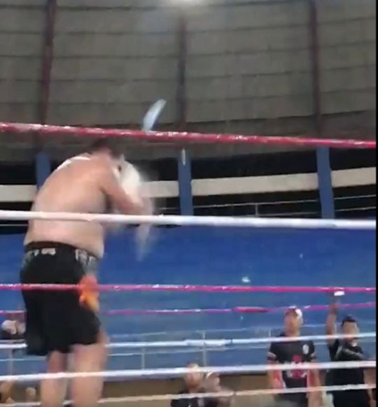 🎥 | Waanzin: bokser bekogeld met flesjes water na zege op grote rivaal