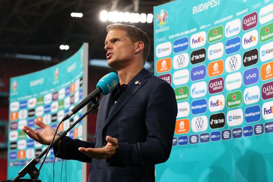 Oud-topvoetballers gaan wedstrijden analyseren bij Viaplay: onder andere Frank de Boer