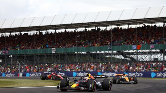Overpowered: Max Verstappen wint op Silverstone zijn 6e Grand Prix op rij