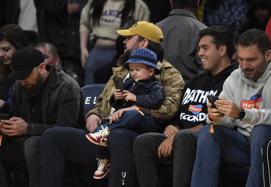 📸 | Internetsensatie Hasbulla zit op de voorste rij bij Lakers tegen Mavericks