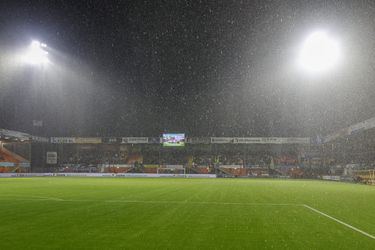 ⛈️​ Het dondert en het bliksemt! Wedstrijd Volendam vs. Heerenveen stilgelegd wegens onweer