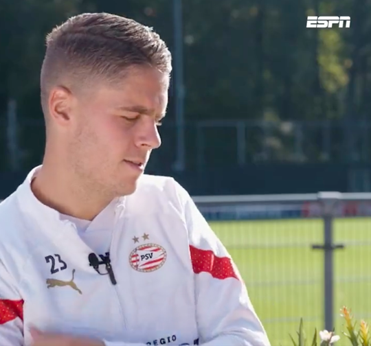 😂 | ESPN-gesprek met Joey Veerman gaat helemaal fout: 'Ben bang voor wespen!'