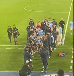 🎥 | Buitenaardse Erling Haaland krijgt staande ovatie en erehaag na bijzonder record
