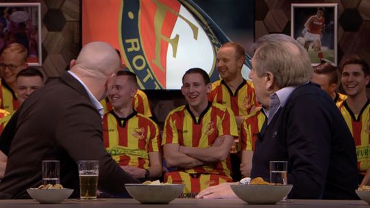 🎥😂 | Boskamp wordt verbeterd door man in publiek: 'Kus m'n kloten, joh'