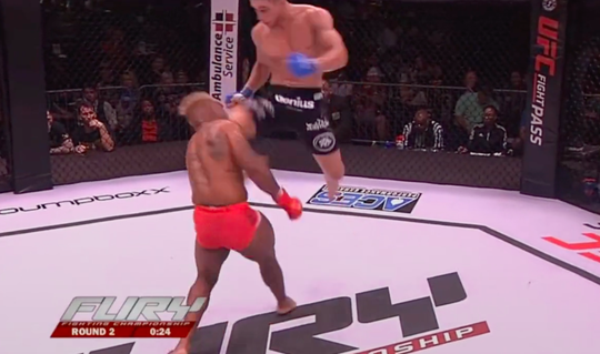 🎥 | Vliegende knietjes en rake high kicks: MMA-event Fury FC 60 had het allemaal