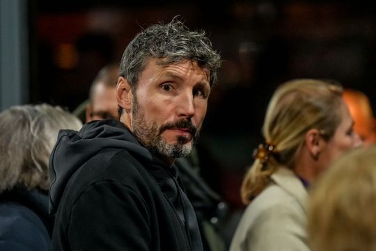 🎥​ | Mark van Bommel staat dag na gewapende overval gewoon op trainingsveld: 'Natuurlijk'